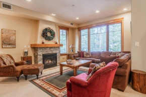 Upscale 4 Bed, 3 Bath at the Woodwinds with Amazing Mountain Views and Golf Course Access and private hot tub and garage sleeps 10